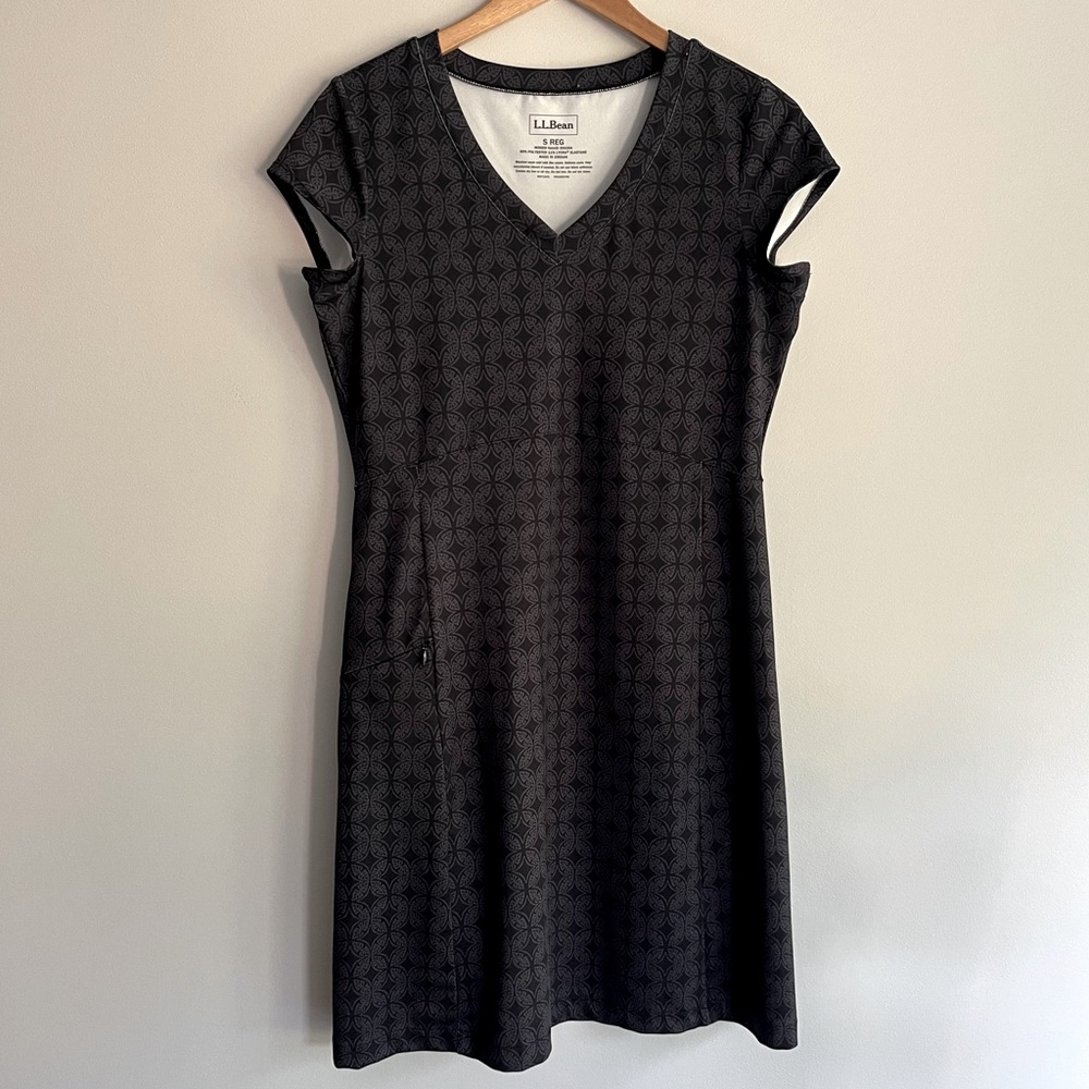 L.L. Bean Black V-Neck Active Dress Side Pocket size S